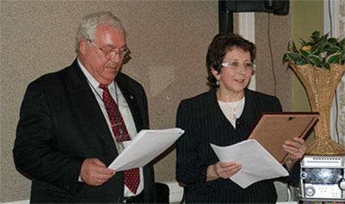 Юрий Гуляев и Елена Соловей оглашают список победителей конкурса “SofTool: Дебют года 2005”