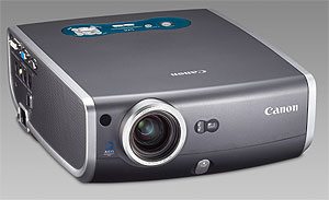 Дальномер и фотоэлемент рядом с объективом проектора Canon XEED S6 используются для автоматической фокусировки и подстройки цветопередачи