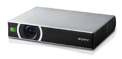 Для удобства транспортировки вместе  с ноутбуком новый проектор Sony VPL-CS20 имеет плоский корпус толщиной всего 52 мм 
