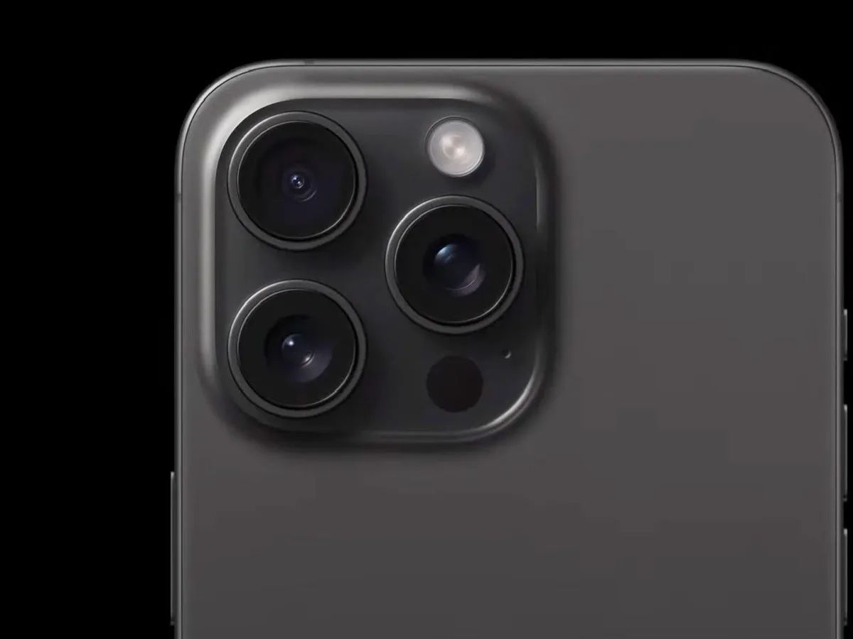 iPhone 15 Pro Max оснащен первым настоящим телеобъективом Apple, который компания называет «Тетрапризма»