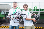 Победители конкурса “Летающие роботы” — члены команды Robodem Александр Ершов и Юрий Рождественский