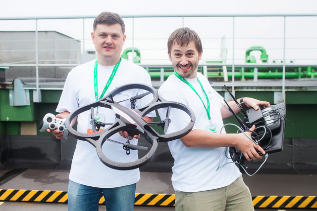 Победители конкурса “Летающие роботы” — члены команды Robodem Александр Ершов и Юрий Рождественский Победители конкурса “Летающие роботы” — члены команды Robodem Александр Ершов и Юрий Рождественский