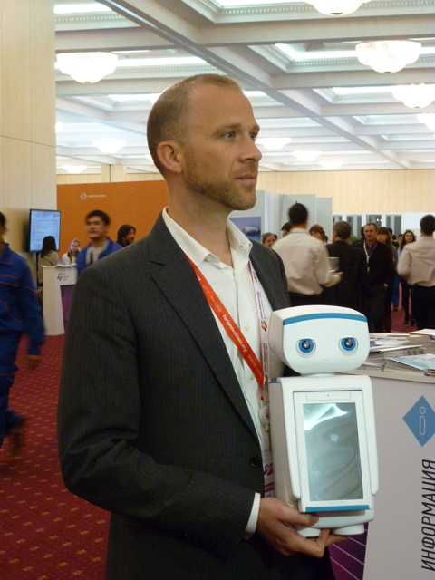 Генеральный директор Intuitive Automata Кори Кидд и его создание — робот Autom, контролирующий питание и физическую нагрузку владельцев Генеральный директор Intuitive Automata Кори Кидд и его создание — робот Autom, контролирующий питание и физическую нагрузку владельцев