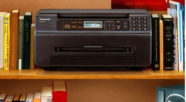 МФУ Panasonic настолько малогабаритно, что его можно разместить даже на книжной полке МФУ Panasonic настолько малогабаритно, что его можно разместить даже на книжной полке