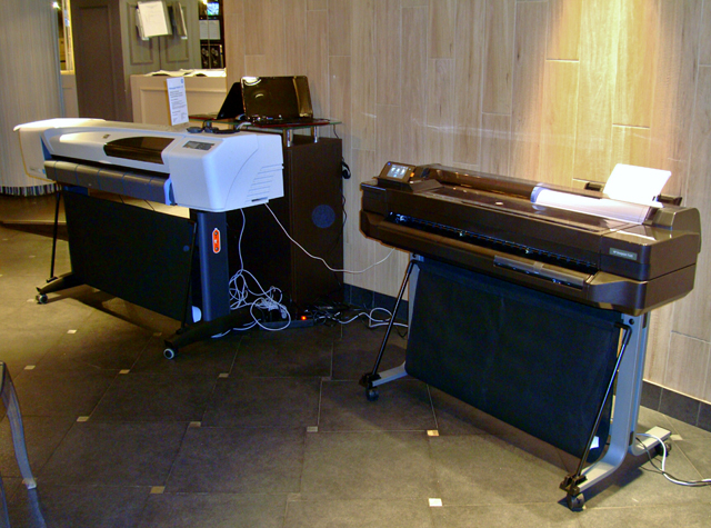 Справа — принтер HP Designjet T520 ePrinter, а слева — его предшественник (модель 510) Справа — принтер HP Designjet T520 ePrinter, а слева — его предшественник (модель 510)