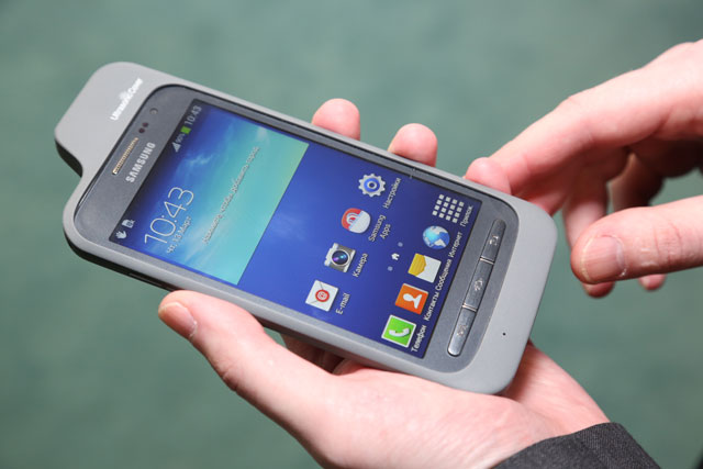 Galaxy Core Advance в чехле с ультразвуковым дальномером Galaxy Core Advance в чехле с ультразвуковым дальномером
