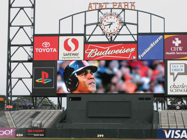 На огромном экране AT&T Park видны все подробности действий на игровом поле На огромном экране AT&T Park видны все подробности действий на игровом поле