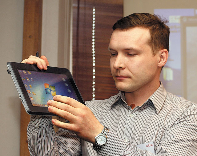 Олег Иванов демонстрирует сенсорные возможности планшетного ПК Fujitsu STYLISTIC Q550 Олег Иванов демонстрирует сенсорные возможности планшетного ПК Fujitsu STYLISTIC Q550