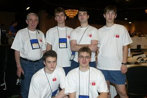 Команда МГУ в финале Чемпионата мира 2003 г. Стоят: Е. Панкратьев, С. Чернышев, М. Бабенко, П. Митричев; сидят: Р. Пастухов (запасной участник), Е. Черепанов