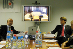 Видеосвязь в действии. За столом Люк Брюне (слева) и Биргер Стен. На экране — руководство OCS в петербургском офисе компании