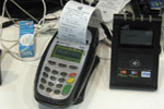 Беспроводной NFC-считыватель и банковский терминал для оплаты покупок пластиковыми карточками работают в одной связке
