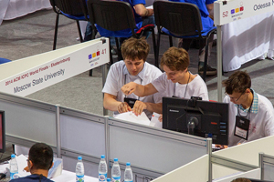 Команда МГУ в финале Чемпионата мира 2014 г. Слева направо: Г. Евстропов, В. Омельяненко, М. Пядёркин