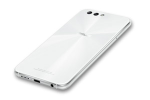 На тыльной стороне ASUS ZenFone 4 (ZE554KL) размещены две камеры и вспышка, которая создаёт рассеянную заполняющую подсветку