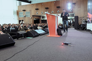 Алексей Рудым демонстрирует участникам DIF 2017 emotion возможности умных дронов