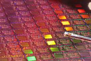 Intel намерена использовать методику, которая позволит объединять в одном процессоре блоки, изготовленные по разным технологическим процессам