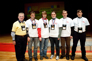 Команда МГУ — вице-чемпион мира и чемпион Европы 2010 г. Слева направо: Б. Паучер (исполнительный директор ICPC), А. Гусаков, И. Корнаков, И. Разенштейн, А. Панкратьев, П. Митричев