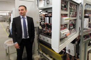 Владимир Хлебников демонстрирует продукцию своей компании